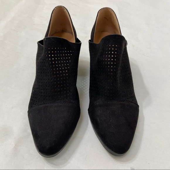 QUPID BLACK LOW HEEL ANKLE LASER CUT BOOTIES - Picture 4 of 13